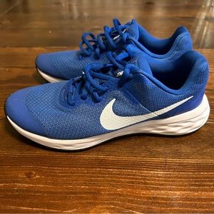 NIKE Boys 4Y Revolution 6 Running Shoes in Blue & White LIKE NEW